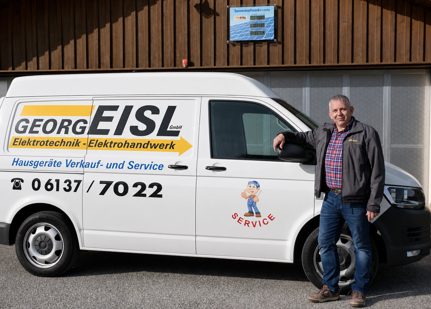 Georg Eisl vor dem Firmenfahrzeug in Strobl